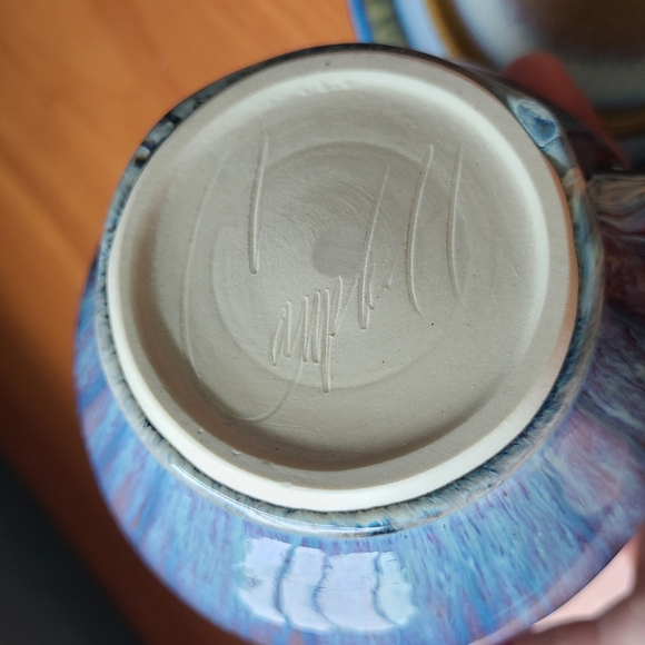 Signed pottery mugs and saucers - Picture 7 of 8